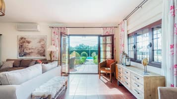 Una televisión, una chimenea