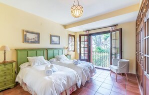 5 bedrooms, free WiFi, bed sheets