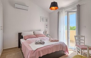 3 bedrooms, travel crib, free WiFi, bed sheets