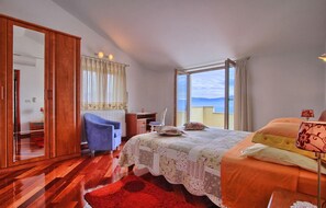4 bedrooms, travel crib, free WiFi, bed sheets - Awesome home in Pican (Pican)