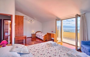 4 habitaciones, cuna de viaje, wifi gratis y ropa de cama