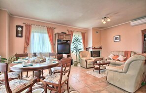 TV, caminetto, lettore DVD, tavolo da calcetto