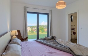 3 bedrooms, travel crib, free WiFi, bed sheets