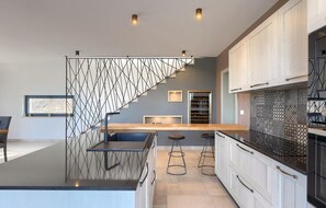 Kjøleskap, ovn, kokeplater og oppvaskmaskin