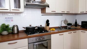 Frigorifero, microonde, forno, piano cottura