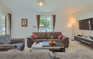 Fernseher, Kamin, Tischfußball, Tischtennisplatte