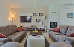 Fernseher, Kamin, Tischfußball, Tischtennisplatte