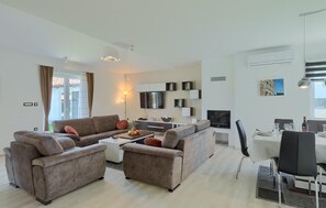 Fernseher, Kamin, Tischfußball, Tischtennisplatte