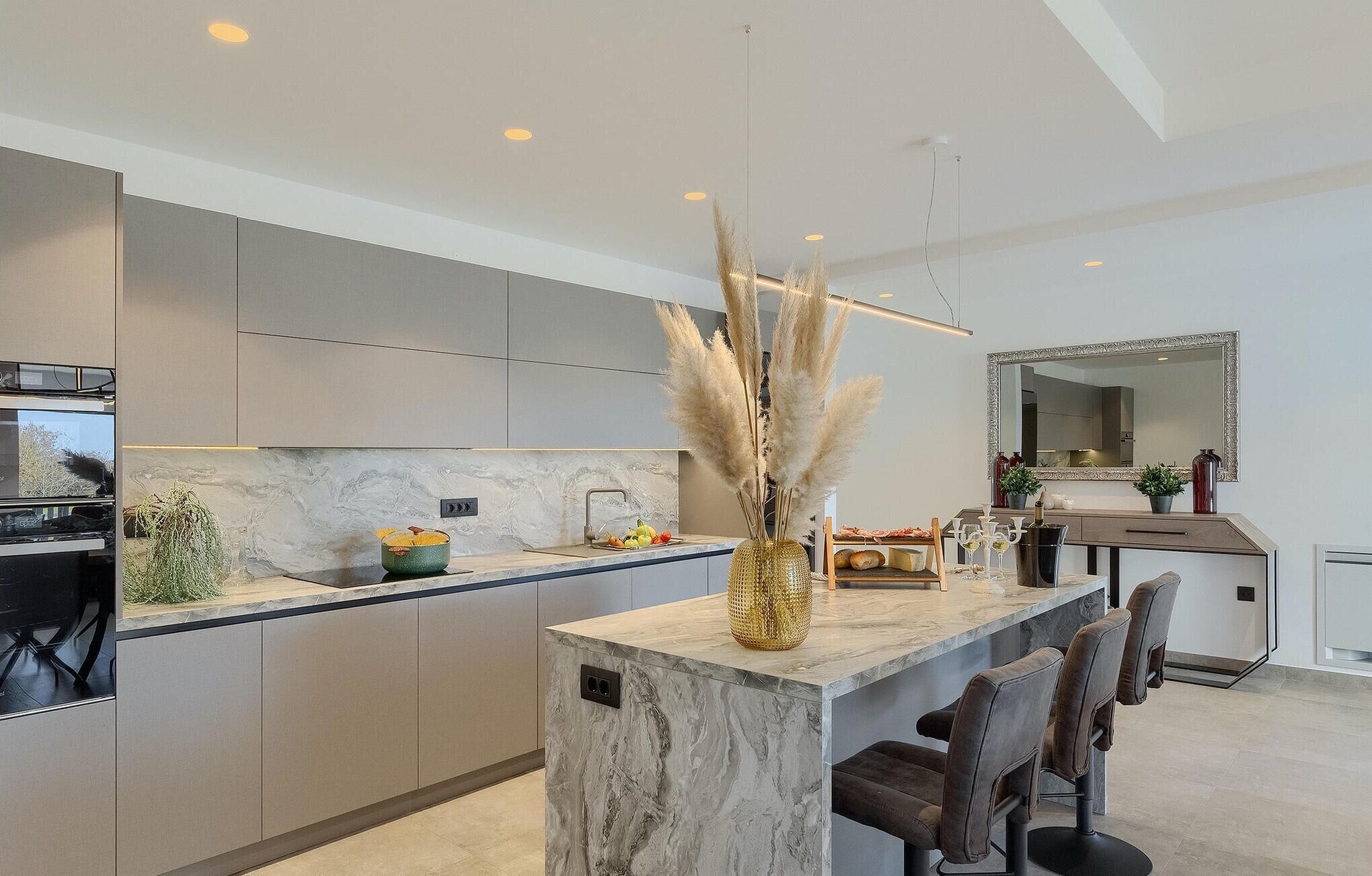 Kühlschrank, Ofen, Geschirrspüler, Wasserkocher mit Kaffee-/Teezubehör