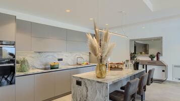 Kühlschrank, Ofen, Geschirrspüler, Wasserkocher mit Kaffee-/Teezubehör