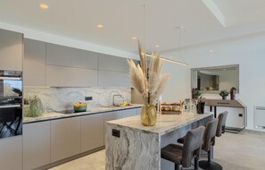 Kühlschrank, Ofen, Geschirrspüler, Wasserkocher mit Kaffee-/Teezubehör