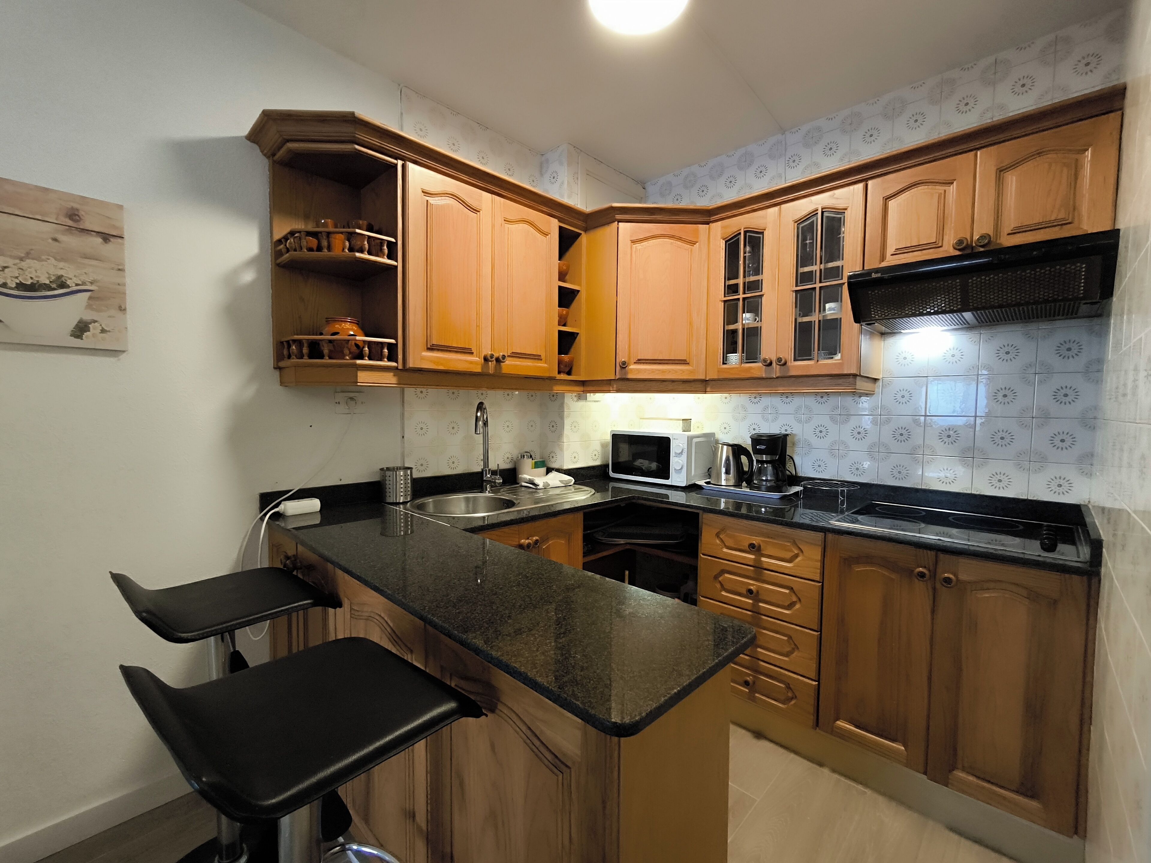 Kühlschrank, Mikrowelle, Wasserkocher mit Kaffee-/Teezubehör