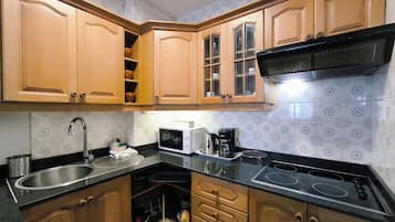 Frigorífico, microondas, cafetera o tetera y utensilios de cocina