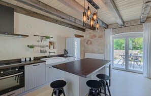 Kjøleskap, ovn, oppvaskmaskin og kaffetrakter/tekoker