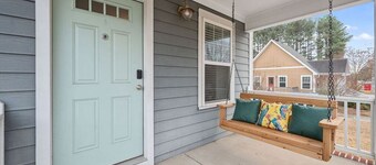 NEW • Victorian Theme • 3BR • LRG Backyard
close to PNC Arena and RDU Airport