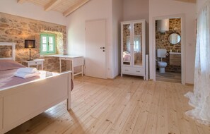 2 bedrooms, travel cot, free WiFi, bed sheets