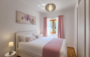 3 室のベッドルーム、旅行用ベビーベッド、WiFi (無料)、ベッドシーツ