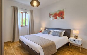 3 عدّة غرف نوم وسرير سفر وواي فاي مجانًا وملاءات أسرّة