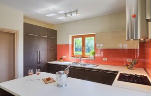 Refrigerador, microondas, horno y lavavajillas