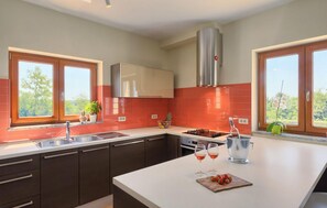 ثلاجة، فرن، غسالة أطباق، ماكينة لصنع القهوة/الشاي