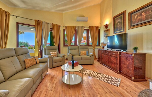 TV, fireplace, table football, ping pong - Stunning home in Zadar (Zadar)