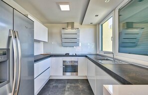 Refrigerador, horno, lavavajillas y cafetera y tetera 