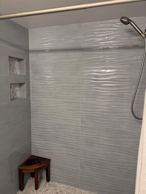 Dusche, umweltfreundliche Kosmetikartikel, Haartrockner, Handtücher
