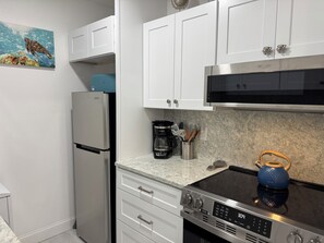 Refrigerador, microondas, horno y parrilla de estufa 