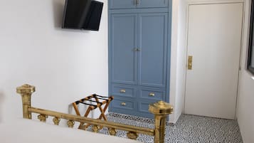 Design Quadruple Room | 1 bedroom, hypo-allergenic bedding, down comforters, free WiFi