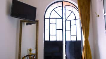 Design Room | 1 bedroom, hypo-allergenic bedding, down comforters, free WiFi