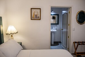 Design tweepersoonskamer, 1 slaapkamer | Badkamer | Een douche, een regendouche, een haardroger, handdoeken