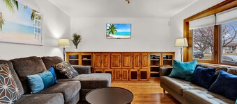 3 Bedroom, cozy house in Milwaukee near airport