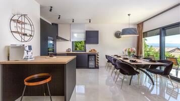 Fridge, oven, stovetop, dishwasher