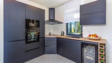 Fridge, oven, stovetop, dishwasher