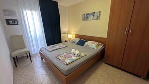 2 bedrooms, travel cot, Internet