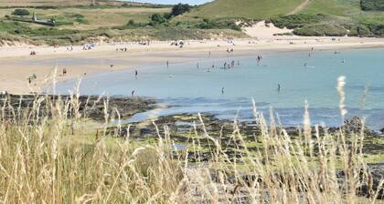 Driftwood is a Charming yet spacious Edwardian retreat that sleeps 8 guests in 4 bedrooms.