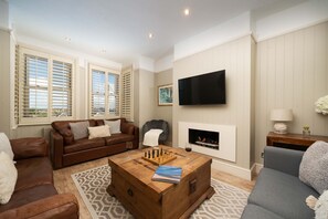 TV, lareira, DVD player