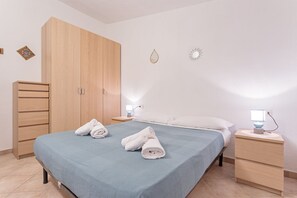 2 chambres, fer et planche à repasser, Wi-Fi, draps fournis