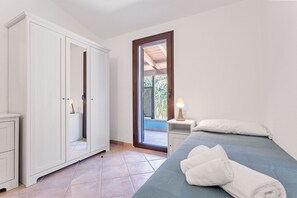 2 bedrooms, iron/ironing board, WiFi, bed sheets - La Casa Azzurra with shared Pool (Tertenia)