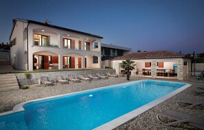 Pool - Beach front home in Pula (Pula)