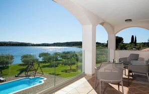 Property grounds - Beach front home in Pula (Pula)