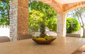 Outdoor dining - Pet friendly home in Pula (Pula)