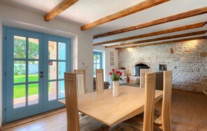 Dining - Pet friendly home in Pula (Pula)