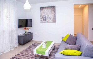Televisión, chimenea y estéreo 