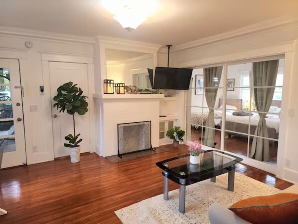 2 bedrooms, WiFi, bed sheets - SP18 Prime location LUXE 2Bedroom / 1Bath Apartment kingsize bed! (South Pasadena)