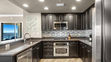 Een koelkast, een magnetron, een oven, een kookplaat