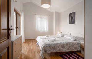 3 bedrooms, travel crib, free WiFi, bed sheets