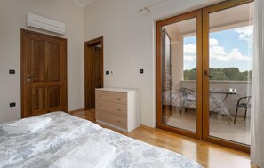 3 bedrooms, travel cot, free WiFi, bed sheets