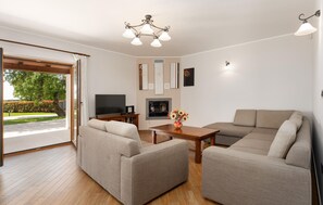 TV, fireplace, DVD player, stereo