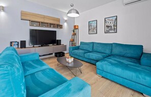 Televisio, pöytäjalkapallopöytä, pöytätennispöytä, stereot